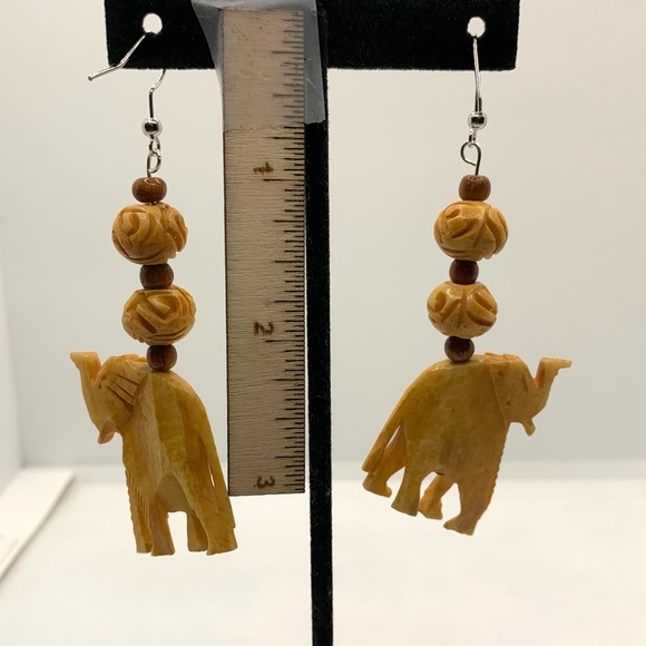 New Handmade Women’s Jewelry Carved Elephant Beaded Earrings 3 1/4 Inch Brown - Picture 5 of 5